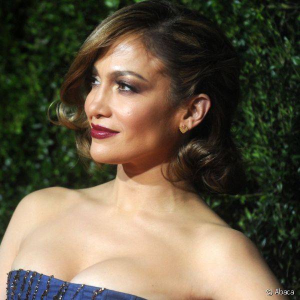 A cantora Jennifer Lopez desfilou o red carpet dos Tony Awards 2015 com um look de make ultra sofisticado em tons de dourado e vinho